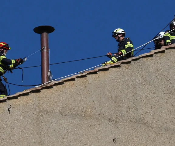 Watykan przygotowuje się do wyboru papieża. Strażacy montują komin