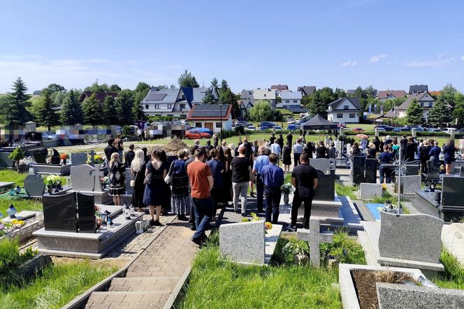 Kolorowe kwiaty i morze łez na pogrzebie Katarzyny z Raby Wyżnej. Zazdrosny mąż zabił ją 10 metrów od domu