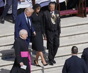 Donald Trump tuż przed pogrzebem papieża Franciszka podszedł do trumny. Co się stało?