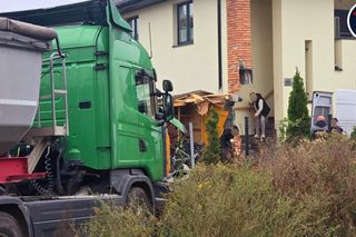 Dramat w Wołominie. Ciężarówka wjechała w dom, jedna osoba ranna