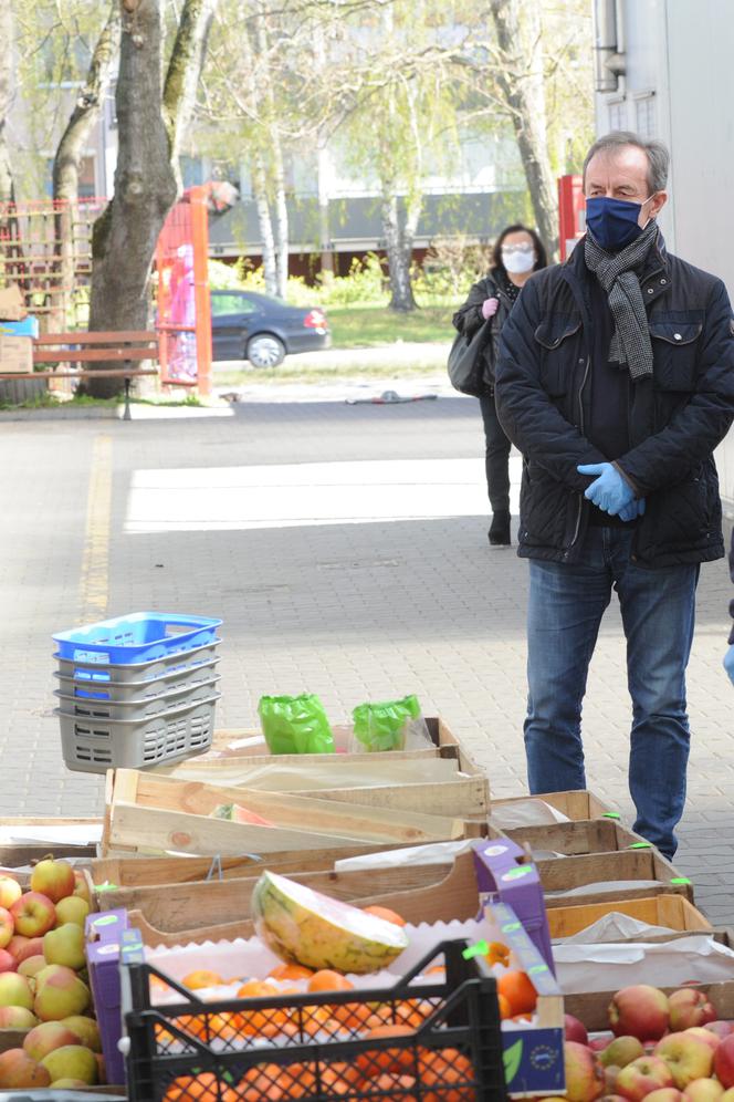 Marszałek Grodzki robi zakupy na bazarku