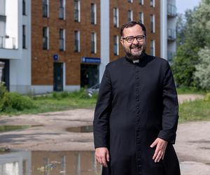 Kaplica w bloku, sztuczna inteligencja i marzenie o kościele. Ks. Rakowski inspiruje Poznań