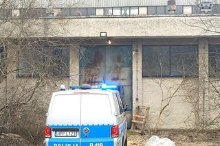 Bezprawnie przebywali na zamkniętym terenie w Imielinie. Podczas interwencji uciekł na dach. Potrzebny był negocjator