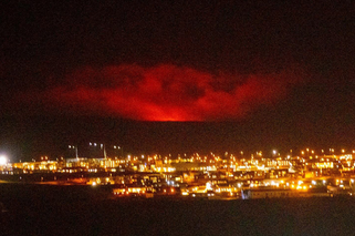 Erupcja wulkanu na Islandii. Przerażający widok krwawego nieba. Wulkan był uśpiony przez ponad 800 lat