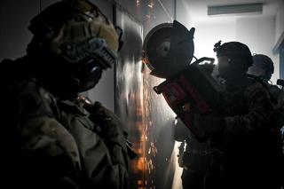 Szturm antyterrorystów na rzeszowski wieżowiec. Sceny jak z filmu!