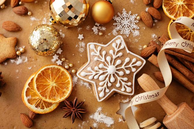 Pierniczki świąteczne: przepis na bożonarodzeniowe wypieki idealne na stół i do przystrojenia choinki