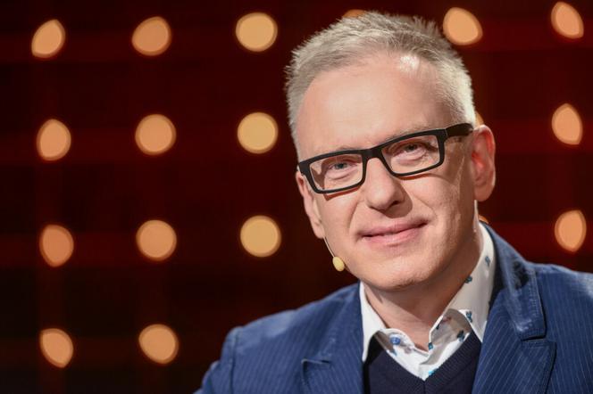 Mariusz Szczygieł pokazał stolik z prezerwatywami