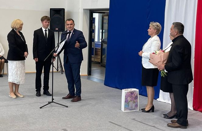 Pierwsza Dama uczciła z uczniami 100 lat od nadania imienia Stefana Batorego Szkole Podstawowej w Liwie