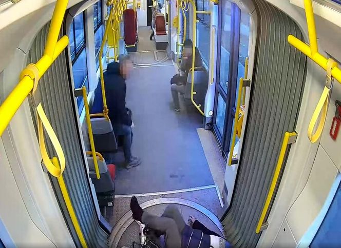 Szokujące sceny z tramwaju w Warszawie. Opublikowano właśnie nagranie. „Trzymaj się mocno”