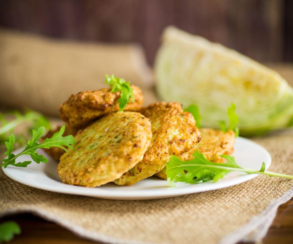 Obiad za grosze: placki z kapusty i kaszy manny, które robią furorę