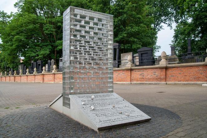 Oneg Szabat - pomnik na Cmentarzu żydowskim w Warszawie