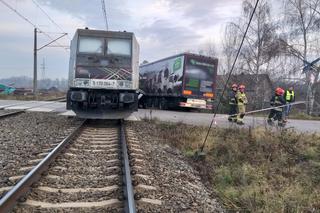 Zderzenie ciężarówki z pociągiem. Ruch kolejowy z Wisły do Katowic wstrzymany