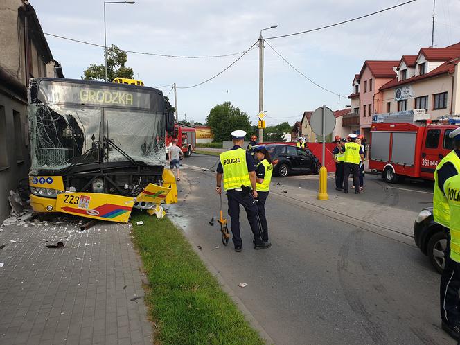 Włocławek: Zderzenie samochodu osobowego z autobusem miejskim! Jedna osoba nie żyje! 