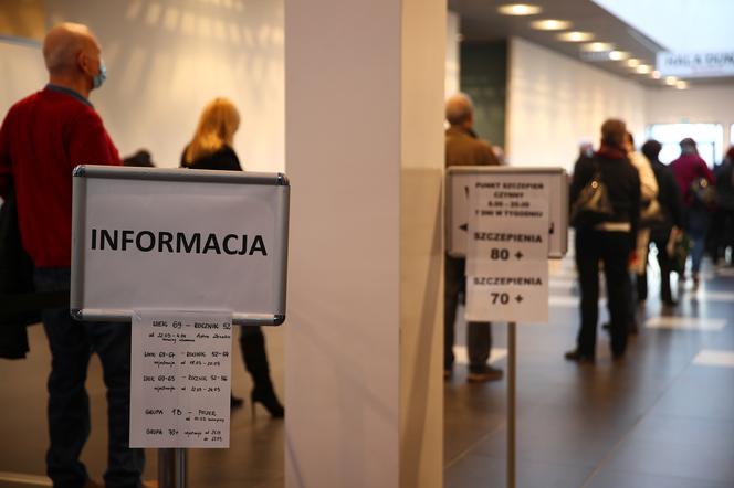 Ludzie oczekujący na szczepienie przeciw Covid-19 w szpitalu tymczasowym w EXPO Kraków