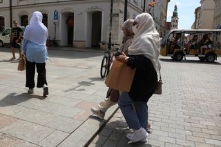 Arabska turystka krytykuje sklep po zakupach w Sukiennicach w Krakowie. Zachowaj ostrożność