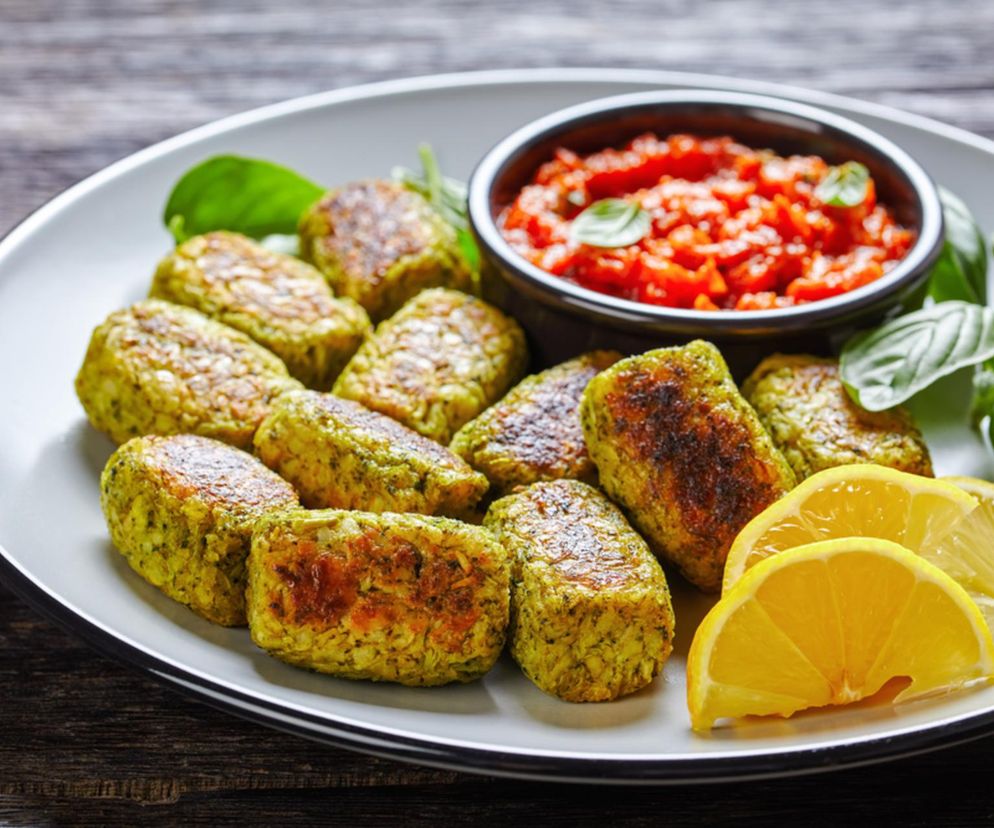 Chrupiące przekąski z air fryera w kilka minut. Te brokułowe kąski to strzał w 10