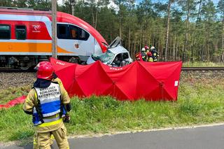 Pociąg huknął w osobówkę w Pile! Zginęła jedna osoba