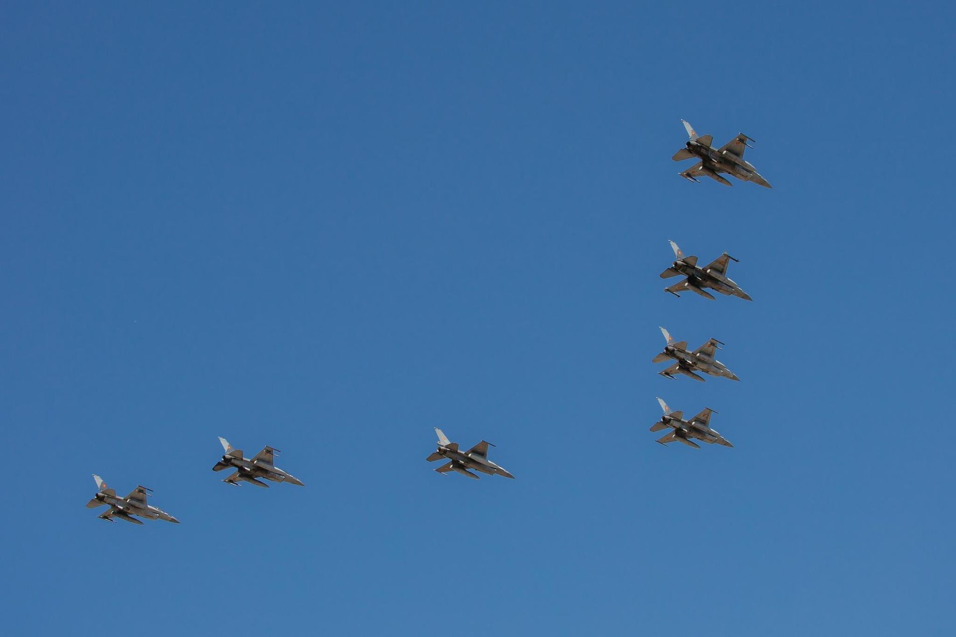 Rumunia wzmacnia swoje siły powietrzne. Trzy nowe F-16 z Norwegii docierają do kraju