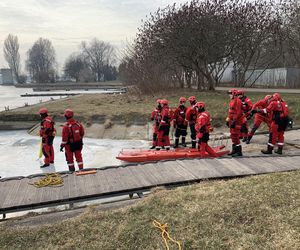 Lubelscy strażacy na ćwiczeniach. Na Zalewie Zemborzyckim doskonalili się w zakresie ratownictwa lodowego