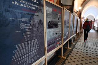 W słupskim ratuszu otwarto wystawę o wojskowych obozach internowania