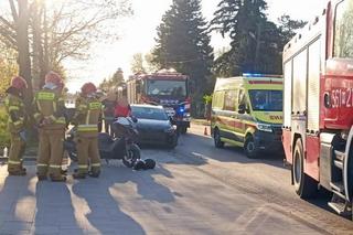 Zderzenie skutera z samochodem w Piasecznie. Do rannego wezwano śmigłowiec