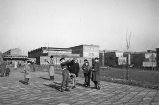 W tle po lewej Kino W-Z na Woli (późniejsza siedziba klubu Fugazi) w 1955 r.