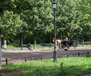 Nowa Lalka na ulicach Warszawy. Zdjęcia z planu filmowego jak wehikuł czasu