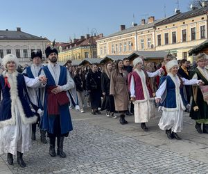 Maturzyści z Nowego Sącza zatańczyli poloneza na Rynku 