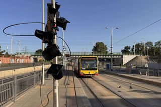 Poważne utrudnienia we Wrocławiu. Koparka zerwała sieć trakcyjną na Szczepinie 