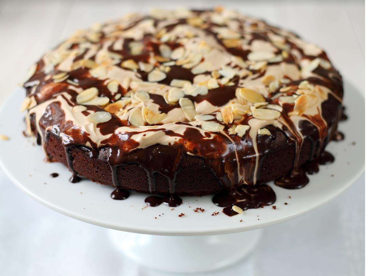 Tort czekoladowo-migdałowy: przepis na smaczny tort z czekoladą i migdałami