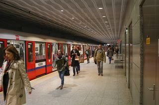 Poranne utrudnienia w metrze! Dlaczego nie jeździ?