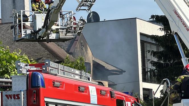 Ich dom stanął w płomieniach. Ojciec ocalił córkę przed ogniem. Dramatyczny finał
