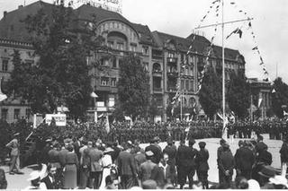 WYJĄTKOWE zdjęcia z placu Wolności w Poznaniu. Tak świętowano tam przed wojną [ZDJĘCIA]