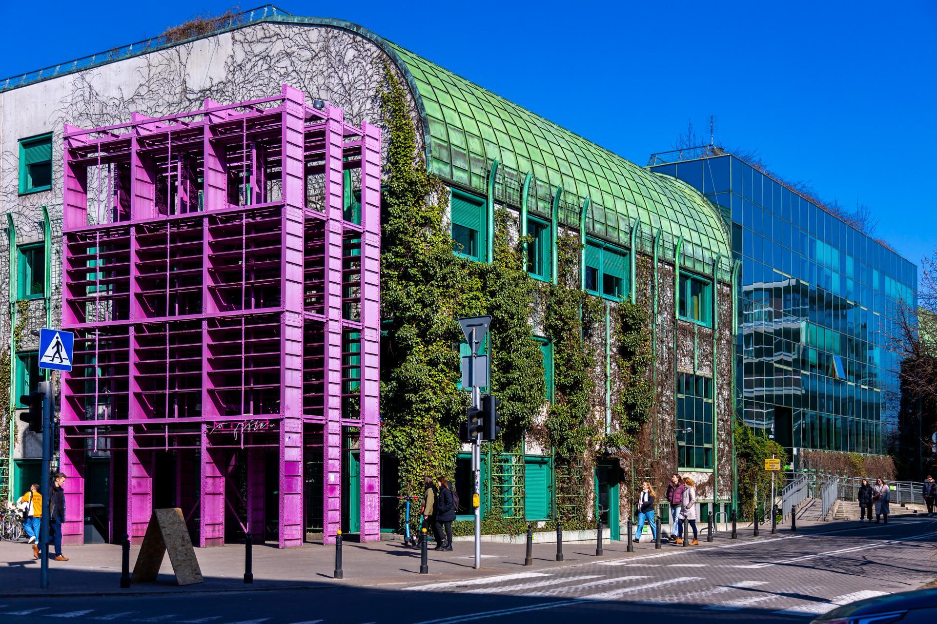 Biblioteka Uniwersytecka w Warszawie - zdjęcia. Zobacz postmodernistyczną ikonę, którą kiedyś uznawano za kicz