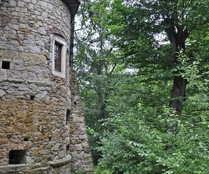 To jedyny taki dwór obronny w Małopolsce. Znajduje się w dawnej szlacheckiej wsi 