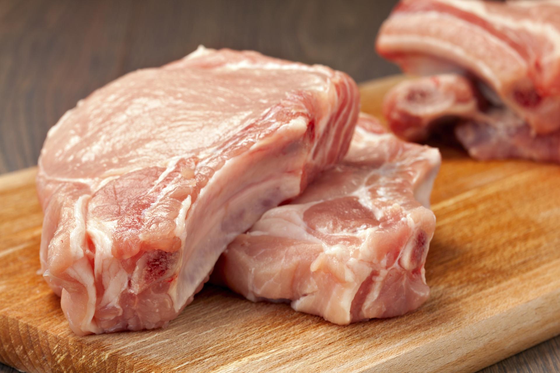 Мясо свинину можно есть. Свинина. Свинина сырая. Кусок мяса.