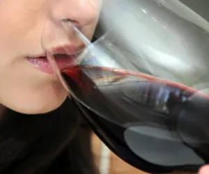 Ekspertka: wino to potrójne zagrożenie dla zębów. Oto jak sobie z tym radzić