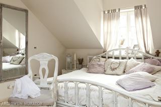 Biała sypialnia w stylu romantycznym