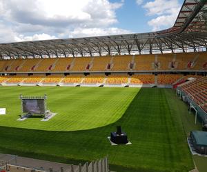 Kongres Świadków Jehowy w Białymstoku. Na stadionie miejskim tysiące uczestników [ZDJĘCIA]