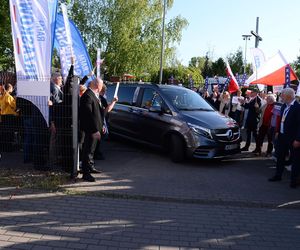 Rafał Trzaskowski  otoczony dziennikarzami przed debatą Super Expressu