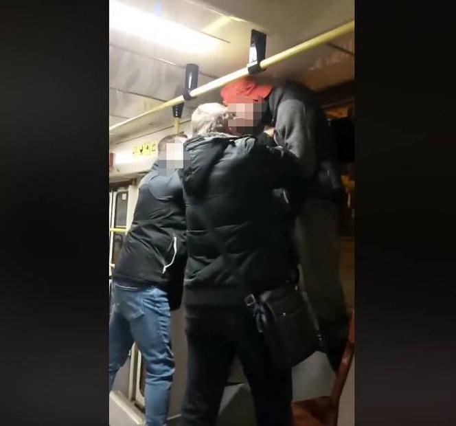 Bytom: DANTEJSKIE SCENY w tramwaju! BITWA między pasażerem i kontrolerami [ZDJĘCIA]