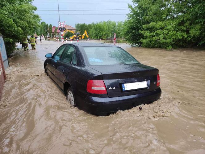 Nawałnice i burze w Świętokrzyskiem. Ponad 200 interwencji strażaków. Droga w Ćmielowie całkowicie zniszczona [ZDJĘCIA].