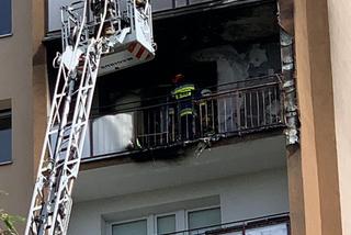 Jęzory ognia w bloku na Gocławiu. Balkon wieżowca płonął jak pochodnia