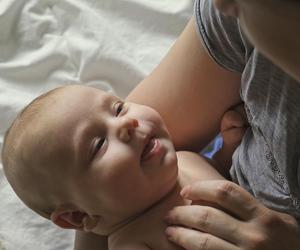 Wyrzuciła mieszankę i zaczęła karmić siostrzeńca piersią. Matka oskarżyła ją o kradzież