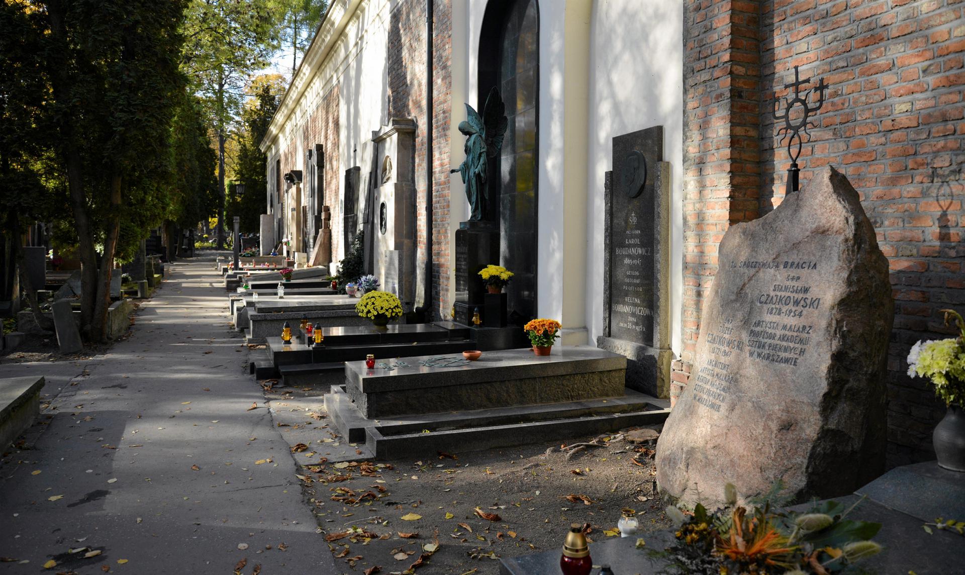 Nad Kapuletich I Montekich Domem Zdewastowano groby znanych Polaków. Wandale bezczeszczą Stare Powązki