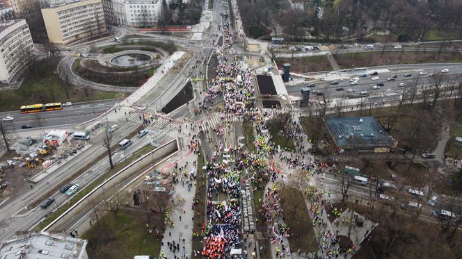 Niespokojny protest rolników w Warszawie. Służby obrzucone puszkami po piwie i petardami