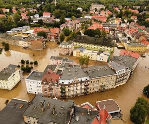 Powódź 2024 w Kłodzku. Miasto tonie, ogrom tragedii widać na zdjęciach z lotu ptaka