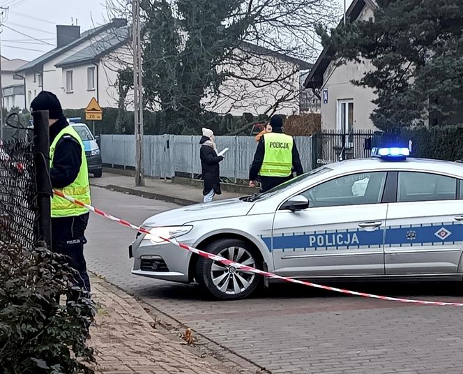 Sąsiedzi usłyszeli strzał, ciało kobiety leżało przy bramie. Nie żyje żona byłego policjanta