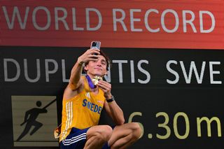 Armand Duplantis znów to zrobił! Kosmiczny rekord świata w Tokio. Niewiarygodne, co stało się na stadionie