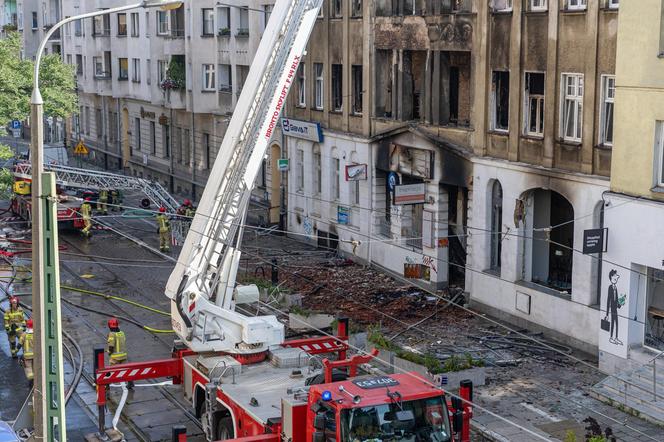 Pożar kamienicy w Poznaniu. Trwają poszukiwania zaginionych strażaków [ZDJĘCIA].